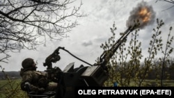 Ілюстраційне фото. Український військовий стріляє з гаубиці по російських позиціях біля Бахмута, 7 квітня 2023 року