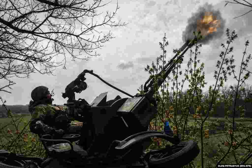 Ushtarët ukrainas duke qëlluar me një obus vetëlëvizës drejt pozicioneve ruse pranë Bahmutit më 7 prill.