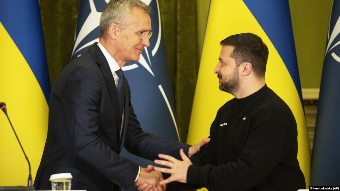 Secretarul general al NATO, Jens Stoltenberg (stânga) îl așteaptă pe președintele Volodimir Zelenski, miercuri, la inaugurarea Consiliului NATO-Ucraina. Kievul nu va primi acum invitația de a adera, e în război, dar va primi ajutor și promisiunea unui viitor în Alianță.