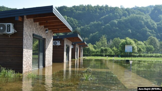 Bungalovi porodice Halkić i dalje su pod vodom.