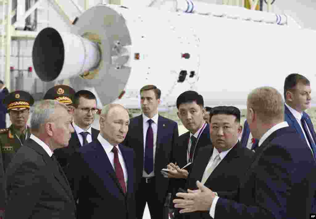 El s-a întâlnit cu președintele rus Vladimir Putin pe 13 septembrie, la Cosmodromul&nbsp;Vostohnîi, din regiunea&nbsp;Amur a Rusiei. Liderul rus a susținut că motivul vizitei lui Kim Jong Un este ca&nbsp;Rusia să ajute Coreea de Nord să plaseze sateliți pe orbita Pământului, după două eșecuri ale Phenianului. Putin a făcut aluzie și la transferul de arme, vorbind&nbsp;despre &bdquo;posibilitățile&rdquo; de cooperare militară.