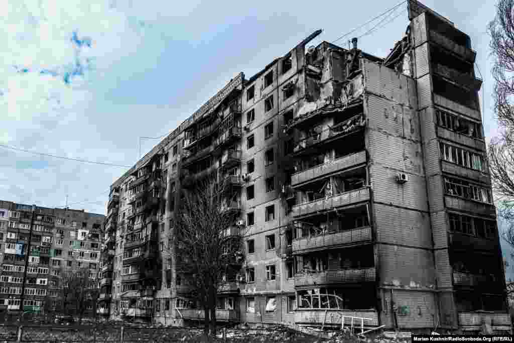 А розбита в місті майже кожна будівля