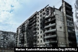 Разбитые в результате постоянных российских обстрелов жилые многоэтажные здания в Авдеевке, Донецкая область, 10 марта 2023 года