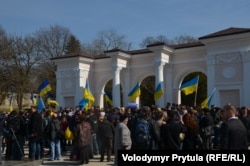 Кримчани зібралися на акцію проти псевдореферендуму і на захист територіальної цілісності України у Сімферополі. Крим, 15 березня 2014 року