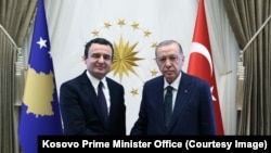 Kryeministri i Kosovës, Albin Kurti (majtas) pritet nga presidenti i Turqisë, Recep Tayyip Erdogan, në Ankara, 31 maj 2024.