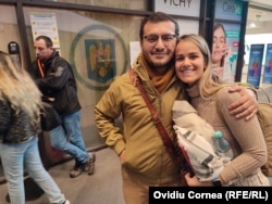 Laura (româncă) și Carlos sunt ambii cetățeni american, dar au decis să se mute în România după ce s-au căsătorit.