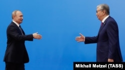 Президент России Владимир Путин и президент Казахстана Касым-Жомарт Токаев (справа).