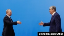 Президент России Владимир Путин (слева) и президент Казахстана Касым-Жомарт Токаев