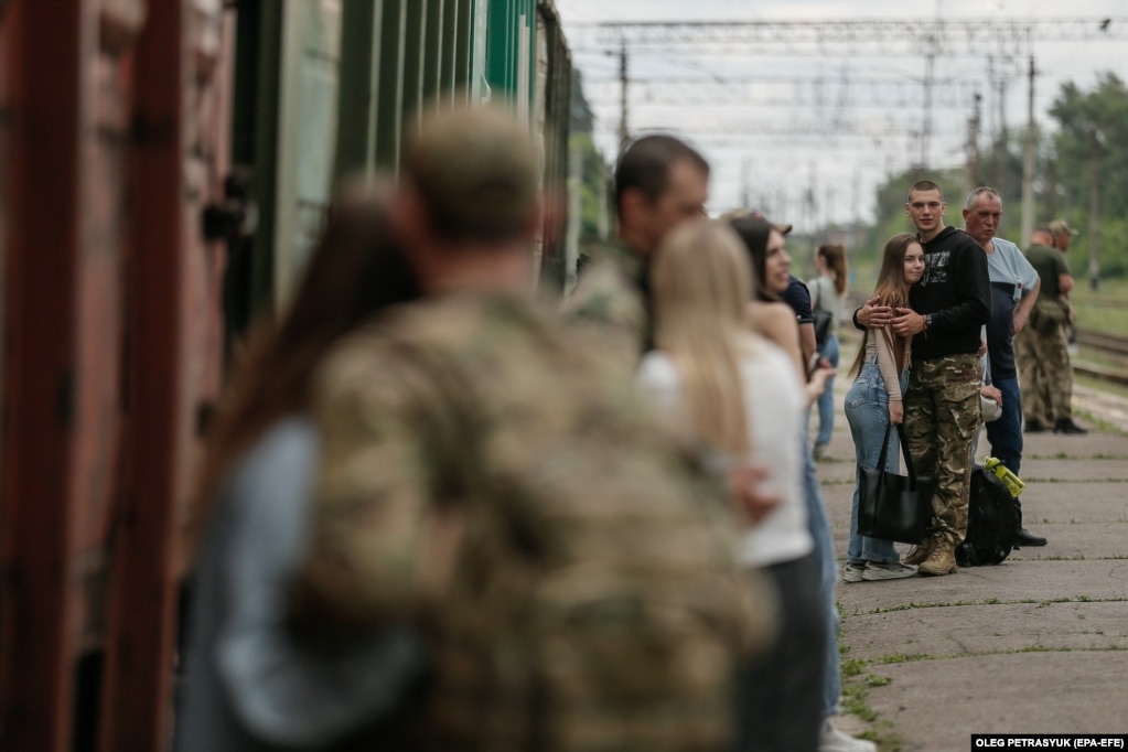 Çiftet duke u përshëndetur me njëri-tjetrit pranë stacionit hekurudhor në Kramatorsk.