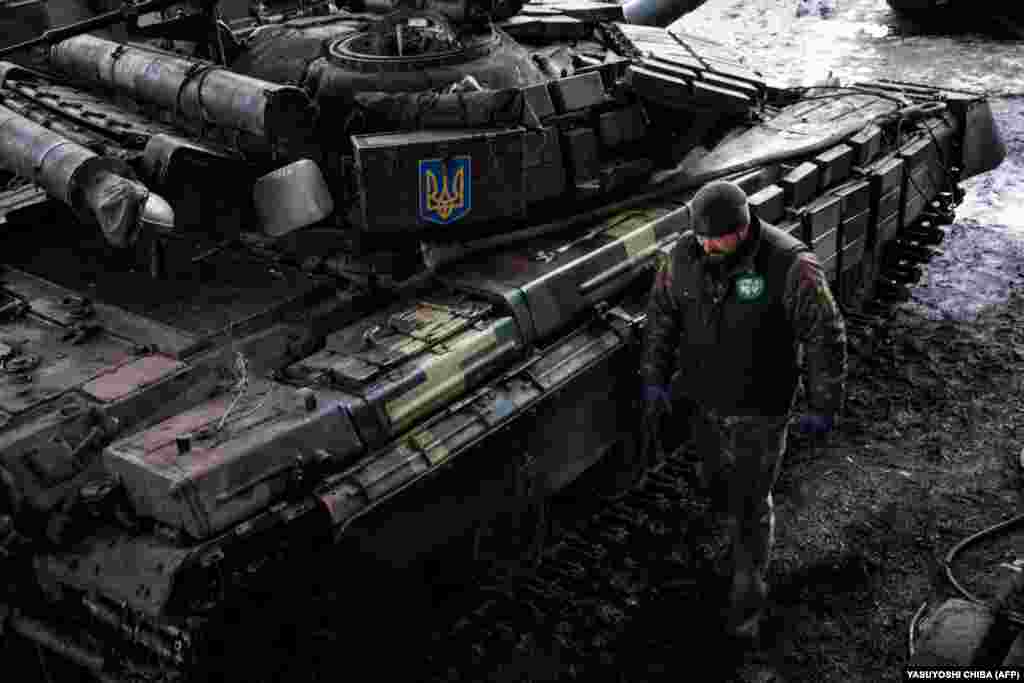 A nyugati felszerelések, amelyekkel Ukrajna reményei szerint a maga javára fordítja a konfliktust, várhatóan a következő hetekben megérkeznek. Ruszlan nem hajlandó megmondani, hogy az ő műhelye fogja-e szervizelni a tankokat, de azt állítja, csapata rendelkezik a szükséges szakértelemmel. &bdquo;Már van személyzetünk, akiket kiképeztek a tankok javítására, értenek hozzá&rdquo; &ndash; mondja