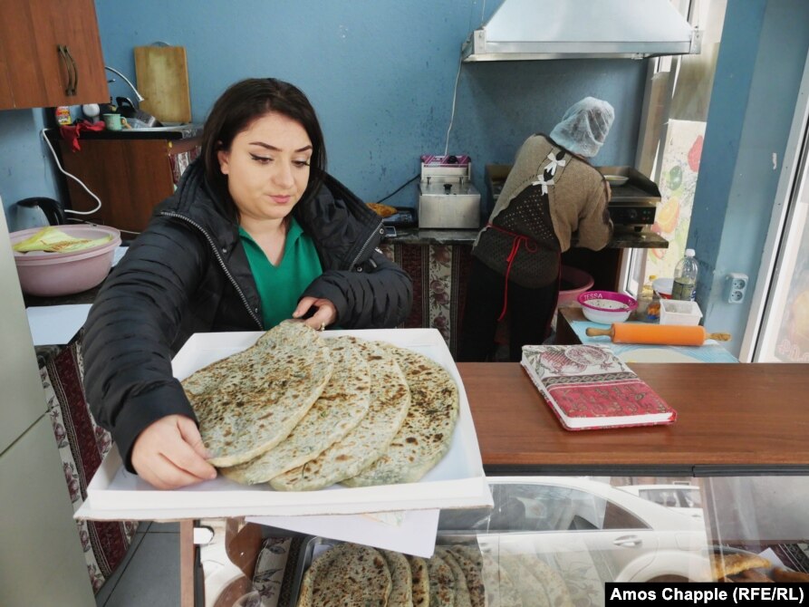 Gayane Petrosian, nënë e dy fëmijëve e cila u largua nga fshati Berkadzor në Nagorno-Karabakh, tani drejton një biznes që pjek kapela xhingalov në Echmiadzin, afër Jerevanit.