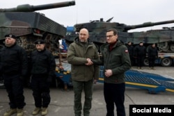 Премьер-министры Украины и Польши Денис Шмыгаль (слева) и Матеуш Моравецкий на церемонии передачи Киеву очередной партии танков Leopard 2 немецкого производства