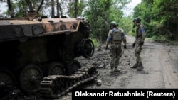 Украинские военные осматривают уничтоженную российскую технику в освобожденном селе Сторожевое Донецкой области, 14 июня 2023 года