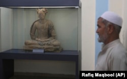 Egy teljes alakos ülő Buddha figurája a III. vagy IV. századból az Afganisztáni Nemzeti Múzeumban, Kabulban 2019-ben
