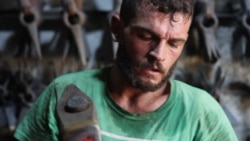 Sirijskom kovaču toplota i muka i alat