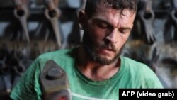 Sirijskom kovaču toplota i muka i alat