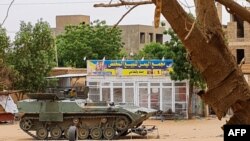 Vojnici sudanske vojske odmaraju se u blizini tenka na kontrolnom punktu u Kartumu 30. aprila 2023., dok se borbe nastavljaju u ratom razorenom Sudanu. 