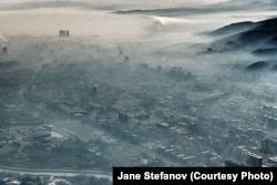 Pamje nga lart e mjegullës mbi qytetin e Shkupit.