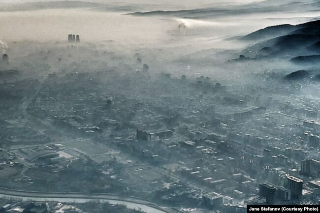 Pamje nga lart e mjegullës mbi qytetin e Shkupit.