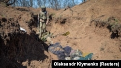 Украинский солдат на захваченных российских позициях, иллюстративная фотография