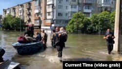 Čamcima uz veliki rizik: Ukrajinci beže od poplave