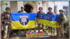 Ukrán katonák ukrán zászlókkal a Zaporizzsjai területen, Pjatihatki falu felszabadítása után, 2023. június 19-én