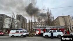 Relatările martorilor spun că s-a auzit o explozie înainte de izbucnirea incendiului. Complexul de clădiri se află la granița cu Ucraina. Kievul neagă orice implicare. 