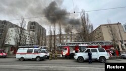 Vatrogasci ispred zgrade FSB-a u Rostovu, Rusija, 16. mart 2023. 