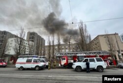 Машины «скорой помощи» и пожарная машина рядом с местом пожара в Ростове-на-Дону, 16 марта 2023 года