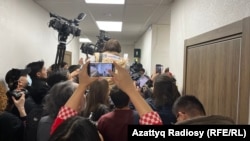 Предварительное слушание по делу о смерти Салтанат Нукеновой. Журналисты не могут войти в зал суда. Астана, 11 марта 2024 года