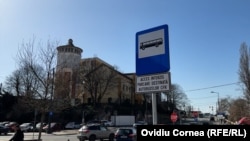 La Cluj-Napoca şi Oradea staţiile pentru autocarele de înlocuire sunt amplasate la gară. În alte localităţi de pe traseu acestea au fost mutate, din cauza accesului auto dificil.