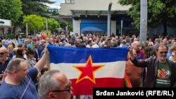 Zastava SFR Jugoslavije na protestu u Podgorici, 9. maj 2024.
