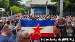 Zastava SFR Jugoslavije na protestu u Podgorici, 9. maj 2024.