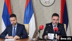 Ministar financija i trezora BiH Srđan Amidžić i zamjenik Vijeća ministara BiH Staša Košarac na konferenciji za novinare u Istočnom Sarajevu, 12. septembra 2023.