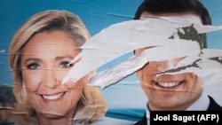 Предвыборный плакат французской ультраправой партии "Национальное объединение" с искаженными портретами Жордана Барделлы Марин Ле Пен