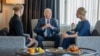 Predsednik SAD Džo Bajden razgovara s udovicom i ćerkom preminulog ruskog opozicionog lidera Alekseja Navaljnog, Julijom i Dašom Navaljnajom, San Francisko, 22. februar 2024.