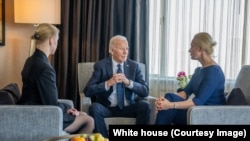 Președintele american Joe Biden (centru) s-a întâlnit pe 22 februarie cu Iulia Navalnaia (dreapta) și Dasha Navalnaia.