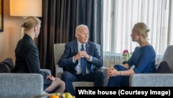 Presidenti amerikan, Joe Biden, gjatë takimit me Yulia dhe Dasha Navalnaya, në San Francisko. 