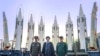 Presidenti i Iranit, Ebrahim Raisi (në mes) qëndron pranë raketave iraniane me zyrtarë të tjerë të lartë, gusht 2023.
