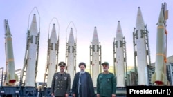 Presidenti i Iranit, Ebrahim Raisi (në mes) qëndron pranë raketave iraniane me zyrtarë të tjerë të lartë, gusht 2023.

