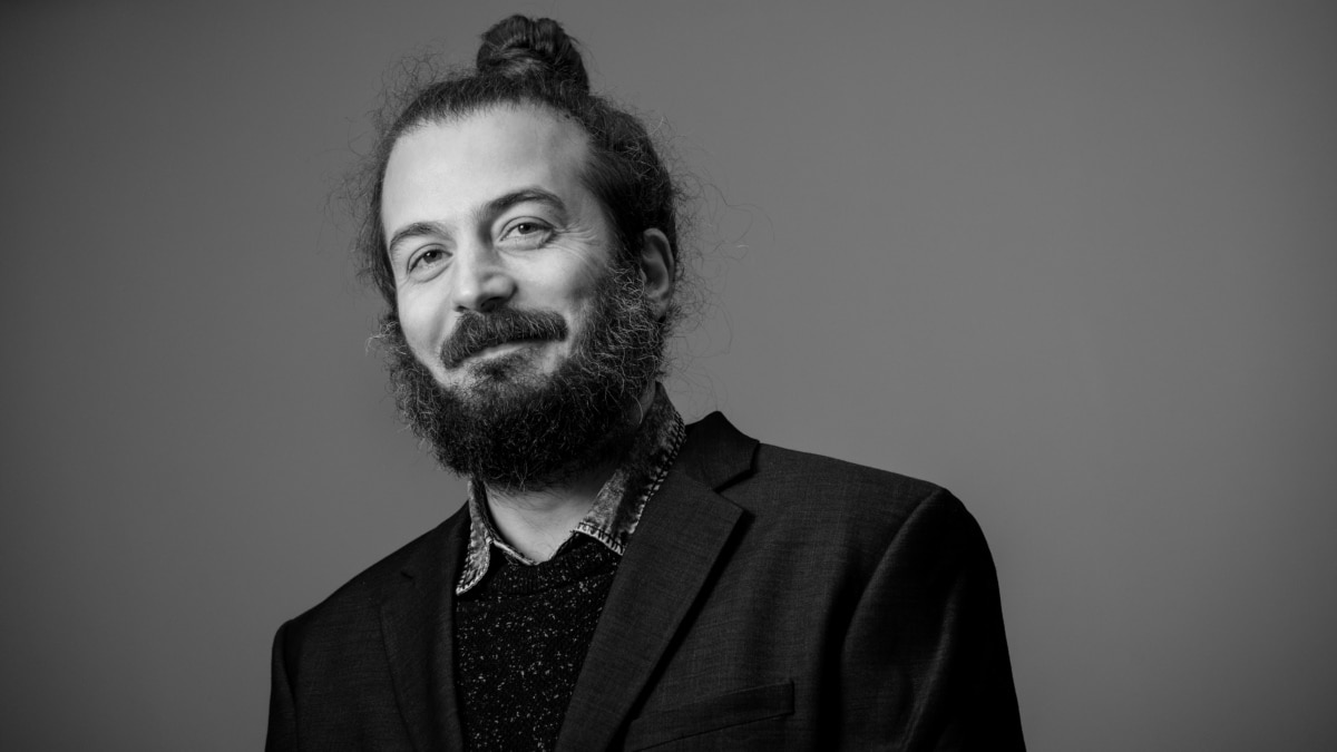 Един жилищен блок с много хора и един комар -