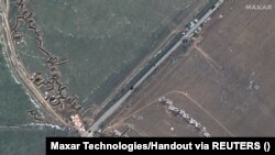 На спутниковом снимке Медведевки на севере Крыма от 11 февраля 2023 года видно, что защитных сооружений стало больше