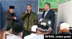 O înregistrare video obținută de RFE/RL pare să arate un recrutor militar rus vorbind cu migranții la o moschee din Celiabinsk.