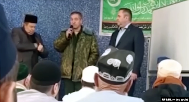 Fotografi e nxjerrë nga videoja që posedon REL-i, ku besohet se shfaqet një rekrutues i ushtrisë ruse duke mbajtur një fjalim në një xhami në Çeliabinsk.