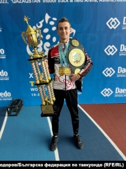  Кирил Илиев печели златния орден в категория до 52 кг. 