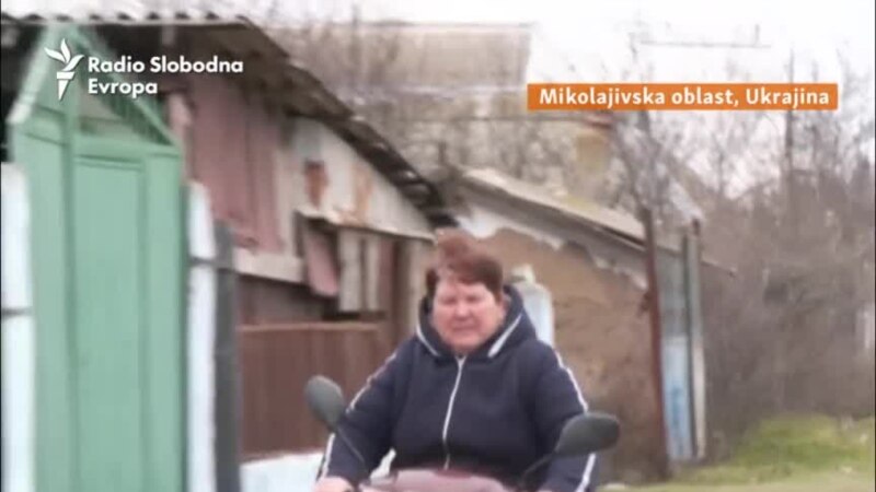 Baka na mopedu pomaže ukrajinskim vojnicima
