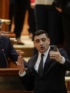 Marcel Ciolacu și George Simion în timpul unor dezbateri din Parlament, decembrie 2023.