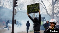 Protesti protiv plana mirovinske reforme francuske vlade u Parizu 7. marta 2023. Na natpisu piše: "Ne možete riješiti socijalne probleme suzavcem"