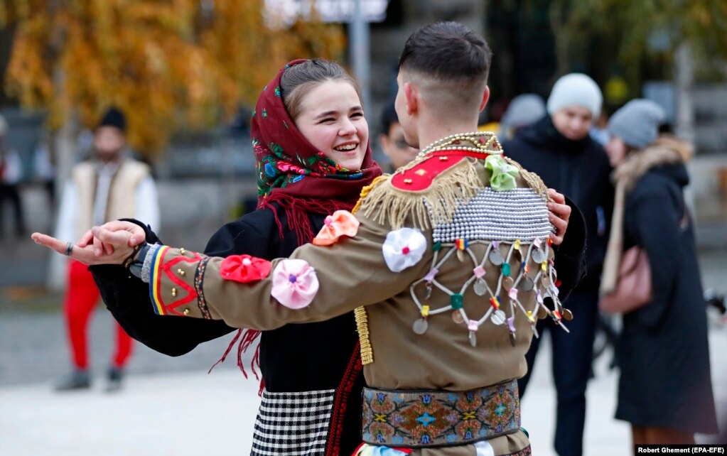 Млада двойка танцува по време на празненствата. 