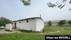 Туалет во дворе школы в селе Кумжота. Байзакский район Жымбылской области, 3 мая 2024 года
